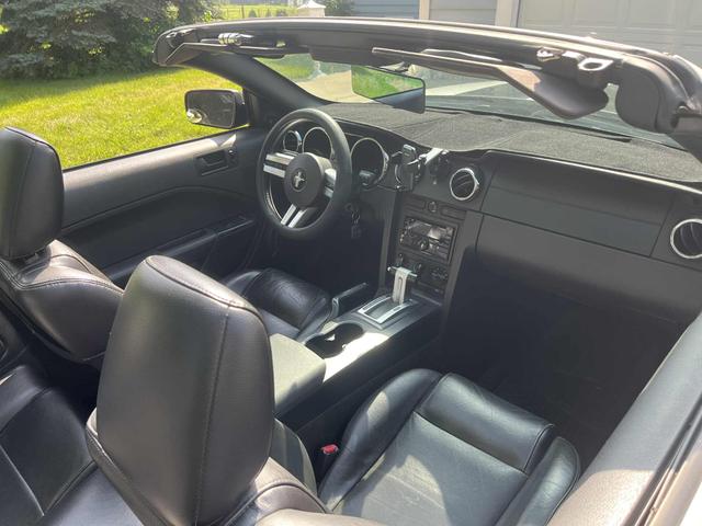 Photo of 2006 White Ford Mustang