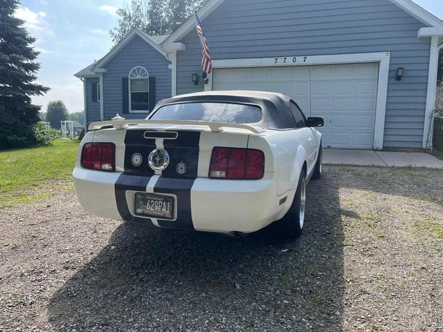 Photo of 2006 White Ford Mustang