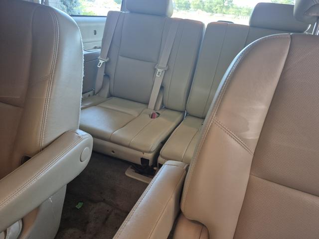 Photo of 2010 White Chevrolet Suburban