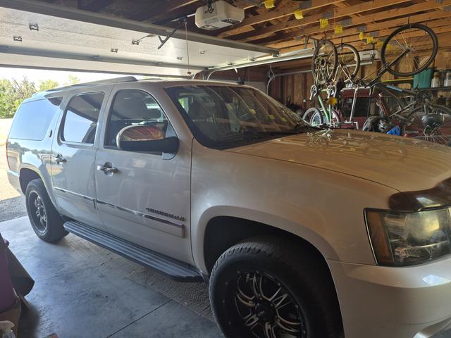 Photo of 2010 White Chevrolet Suburban
