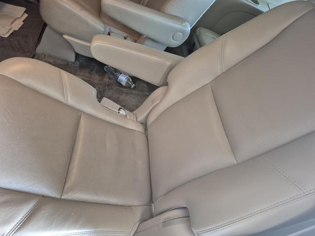 Photo of 2010 White Chevrolet Suburban
