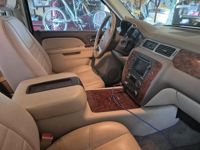 Photo of 2010 White Chevrolet Suburban