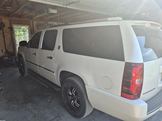 Photo of 2010 White Chevrolet Suburban