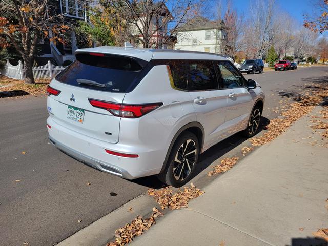 Photo of 2022 White Mitsubishi Outlander