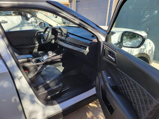 Photo of 2022 White Mitsubishi Outlander
