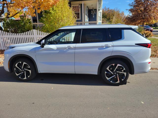 Photo of 2022 White Mitsubishi Outlander