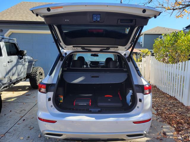 Photo of 2022 White Mitsubishi Outlander