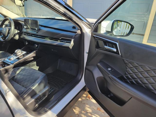 Photo of 2022 White Mitsubishi Outlander