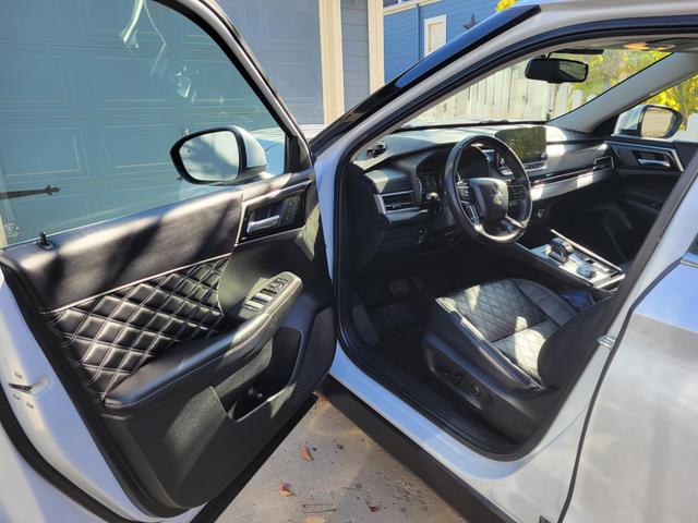 Photo of 2022 White Mitsubishi Outlander