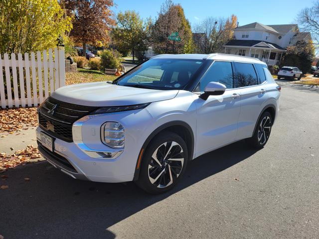 Photo of 2022 White Mitsubishi Outlander