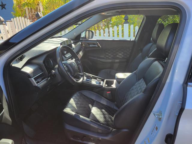 Photo of 2022 White Mitsubishi Outlander