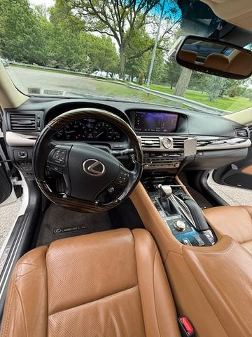 Photo of 2017 White Lexus LS 460