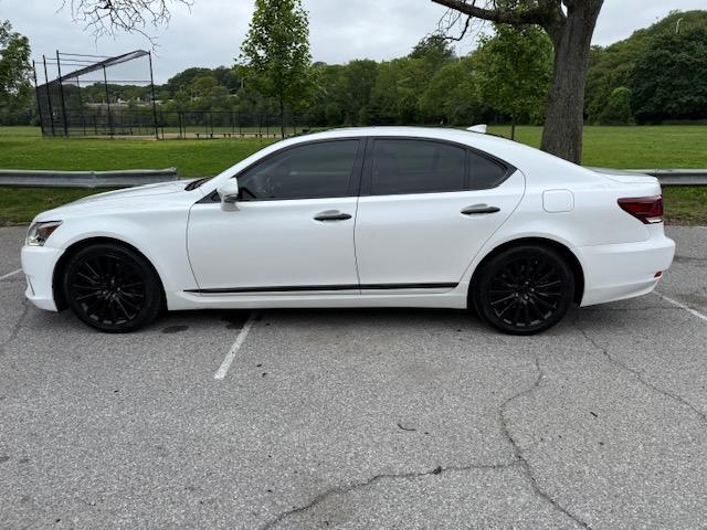 Photo of 2017 White Lexus LS 460
