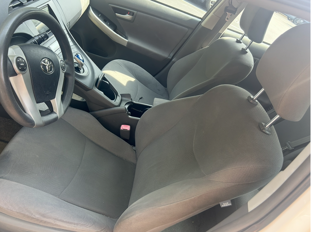 Photo of 2011 White Toyota Prius