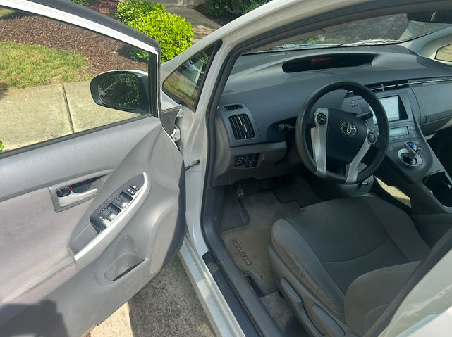 Photo of 2011 White Toyota Prius