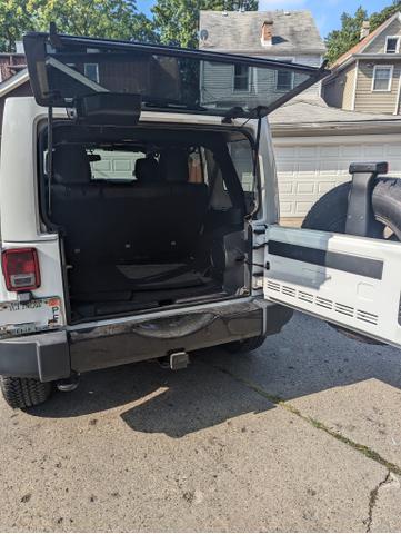 Photo of 2014 White Jeep Wrangler Unlimited