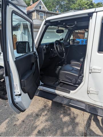 Photo of 2014 White Jeep Wrangler Unlimited