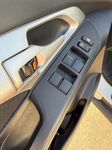 Photo of 2010 White Pontiac Vibe