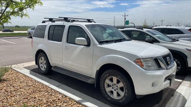 Photo of 2012 White Nissan Pathfinder