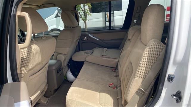 Photo of 2012 White Nissan Pathfinder