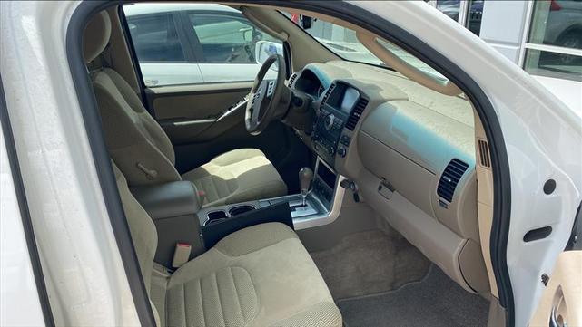 Photo of 2012 White Nissan Pathfinder