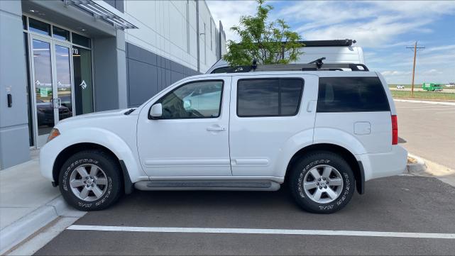 Photo of 2012 White Nissan Pathfinder