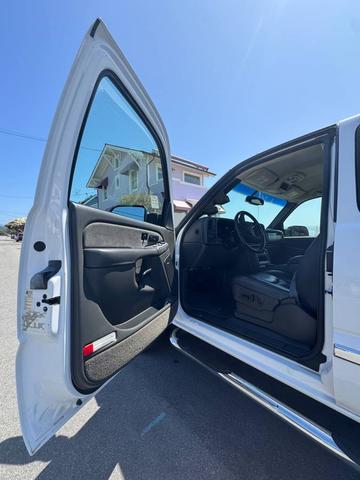 Photo of 2003 White GMC Sierra 2500