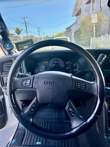 Photo of 2003 White GMC Sierra 2500