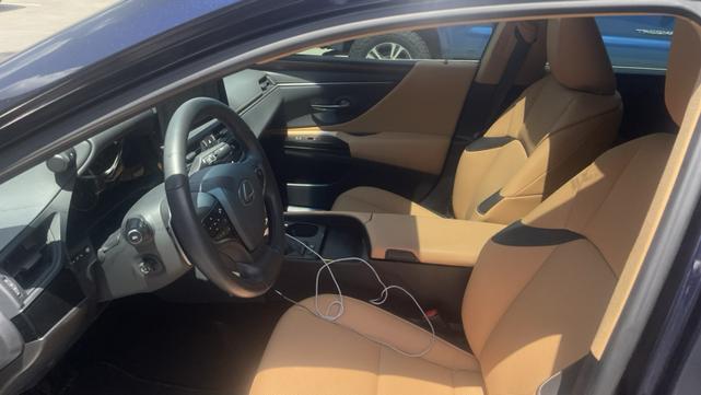 Photo of 2025 Blue Lexus ES 300h