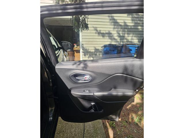 Photo of 2015 Gray Jeep Cherokee