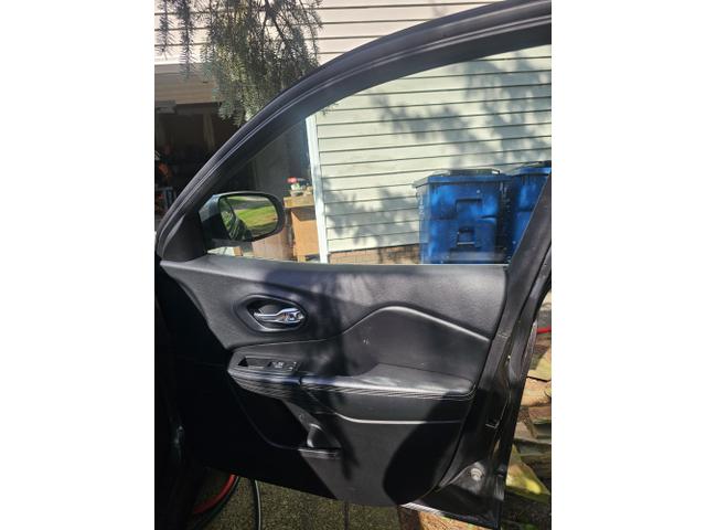 Photo of 2015 Gray Jeep Cherokee