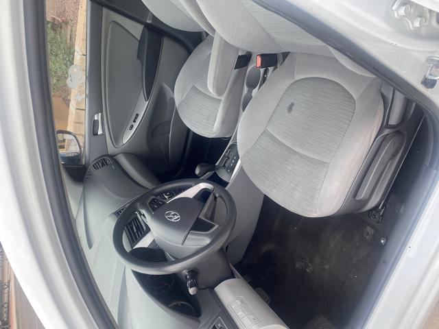 Photo of 2015 White Hyundai Accent