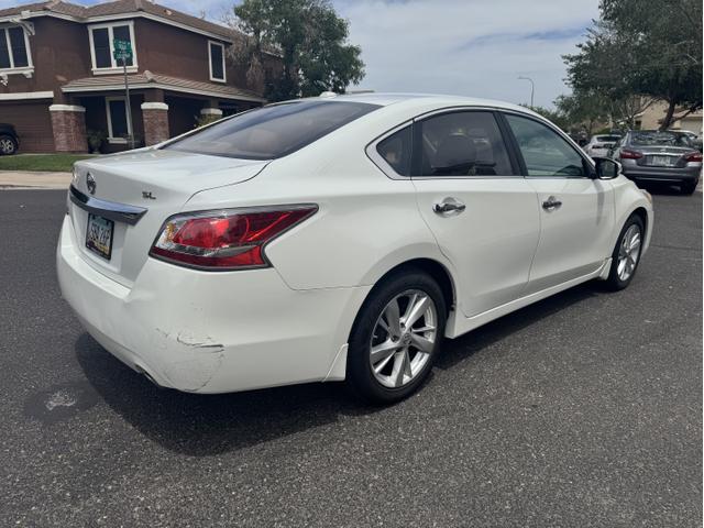 Photo of 2015 White Nissan Altima