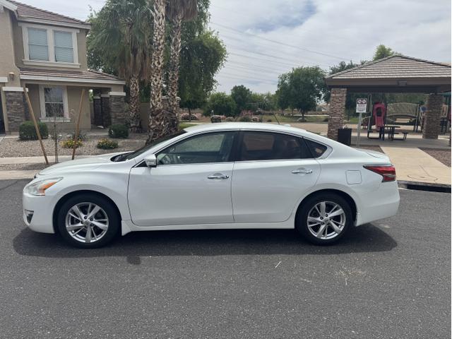 Photo of 2015 White Nissan Altima