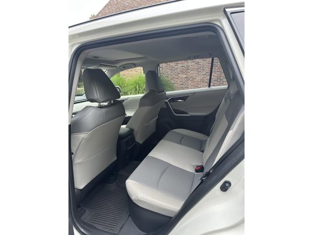 Photo of 2021 White Toyota RAV4 Hybrid