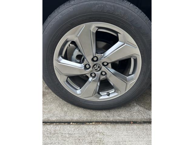 Photo of 2021 White Toyota RAV4 Hybrid