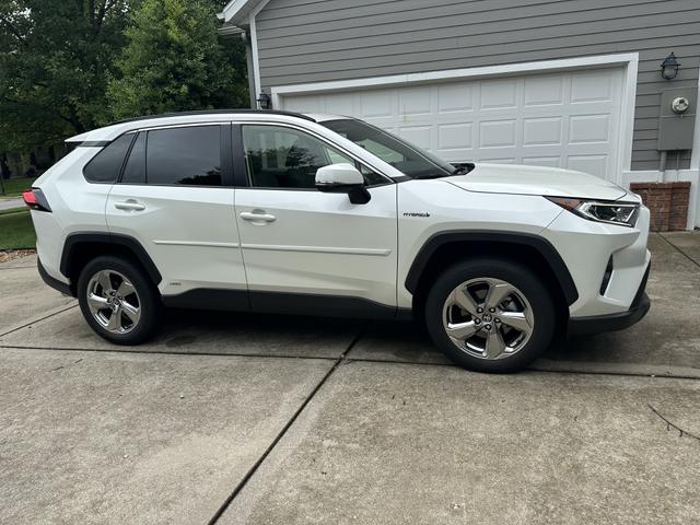 Photo of 2021 White Toyota RAV4 Hybrid
