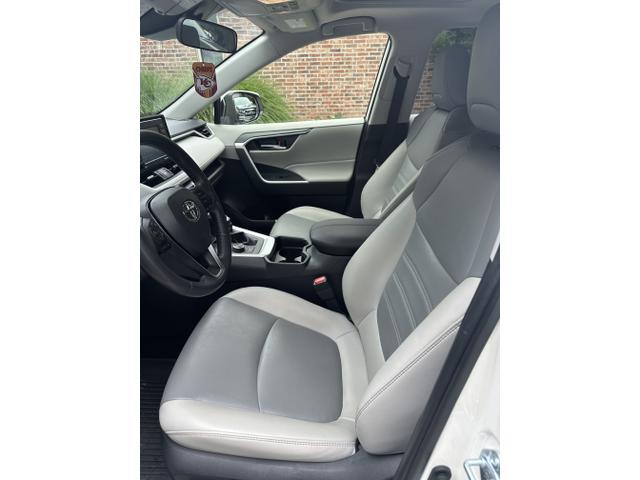 Photo of 2021 White Toyota RAV4 Hybrid