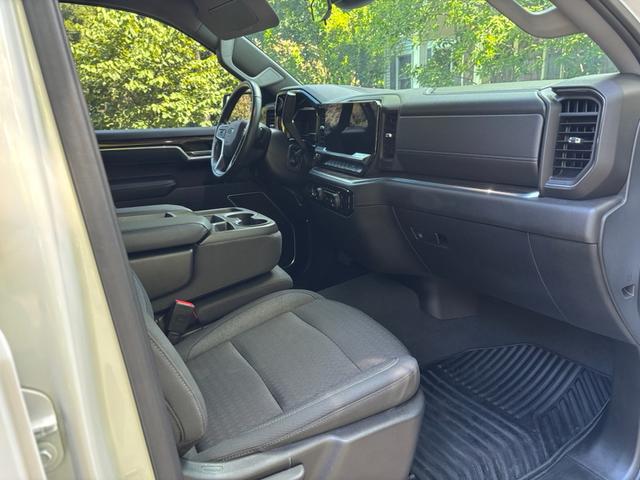 Photo of 2022 White Chevrolet Silverado 1500