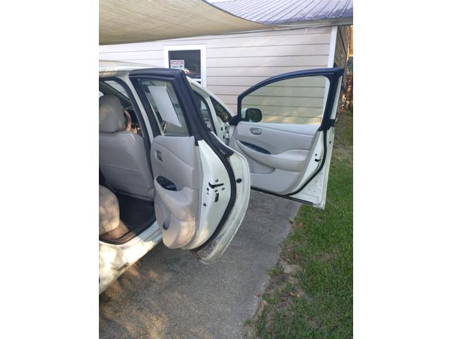 Photo of 2011 White Nissan Leaf
