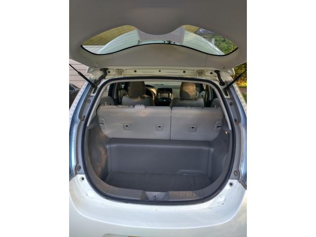 Photo of 2011 White Nissan Leaf