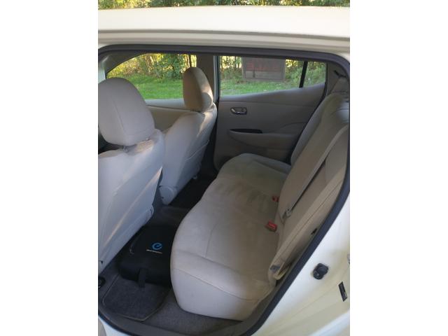 Photo of 2011 White Nissan Leaf