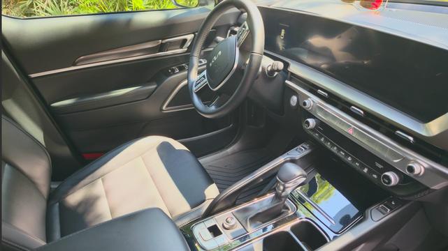 Photo of 2024 Black Kia Telluride