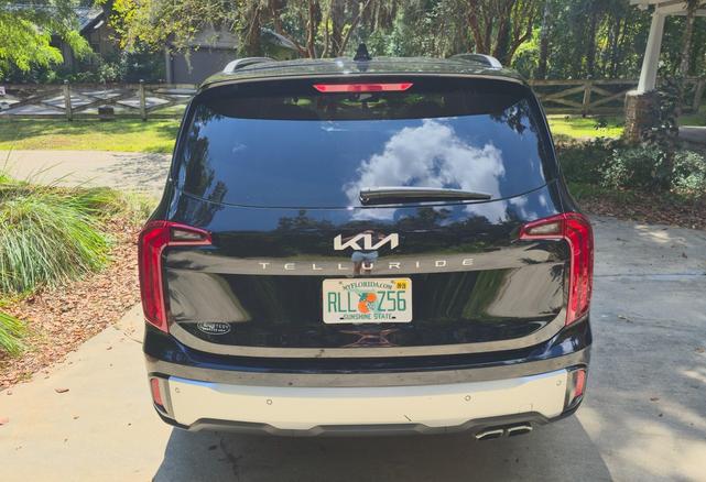 Photo of 2024 Black Kia Telluride