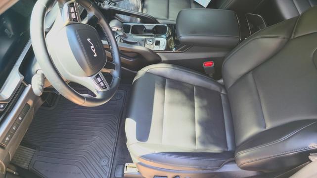 Photo of 2024 Black Kia Telluride