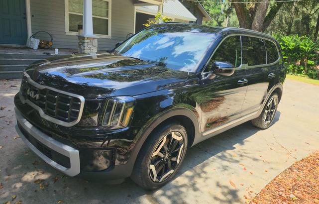 Photo of 2024 Black Kia Telluride