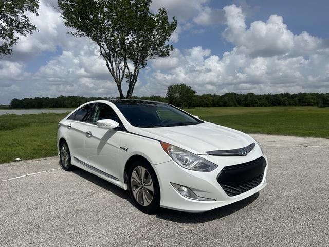 Photo of 2015 White Hyundai SONATA Hybrid
