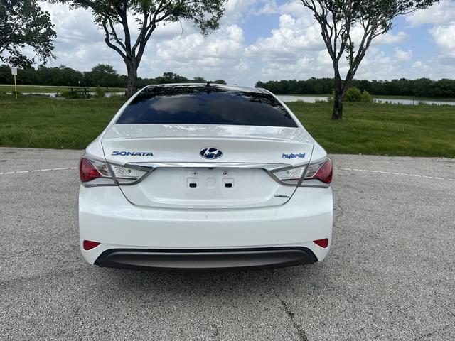 Photo of 2015 White Hyundai SONATA Hybrid