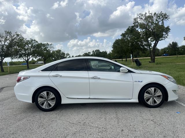 Photo of 2015 White Hyundai SONATA Hybrid