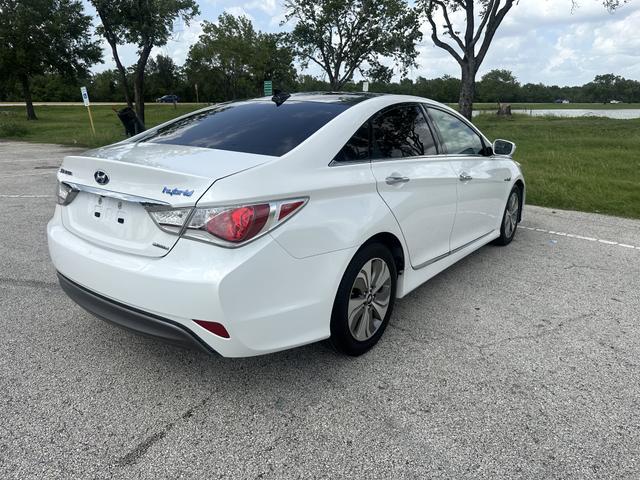 Photo of 2015 White Hyundai SONATA Hybrid